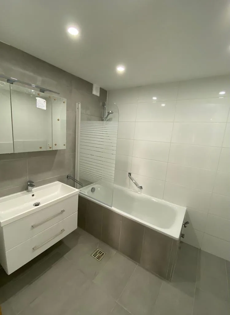 Geflieste Dusche nach Badsanierung