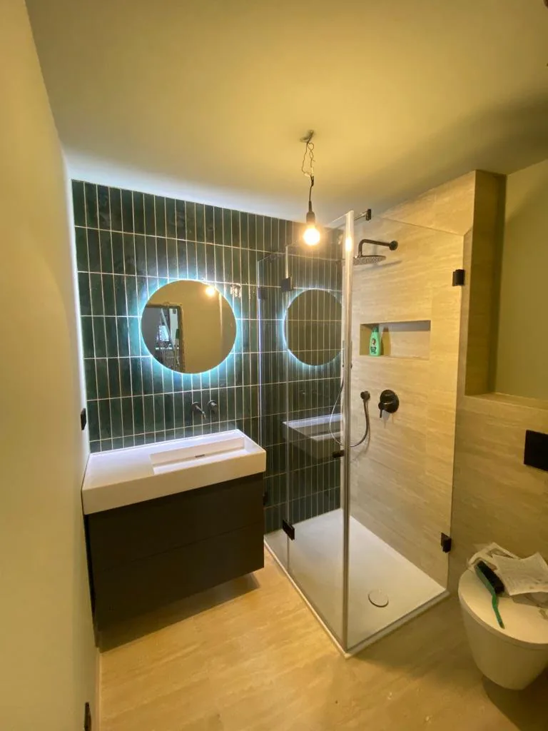 Modernes Badezimmer mit hochwertiger Fliesenarbeit in Stuttgart