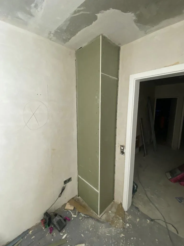 Trockenbauwand im Rohbau – Gipskartonplatten auf Metallständerwerk