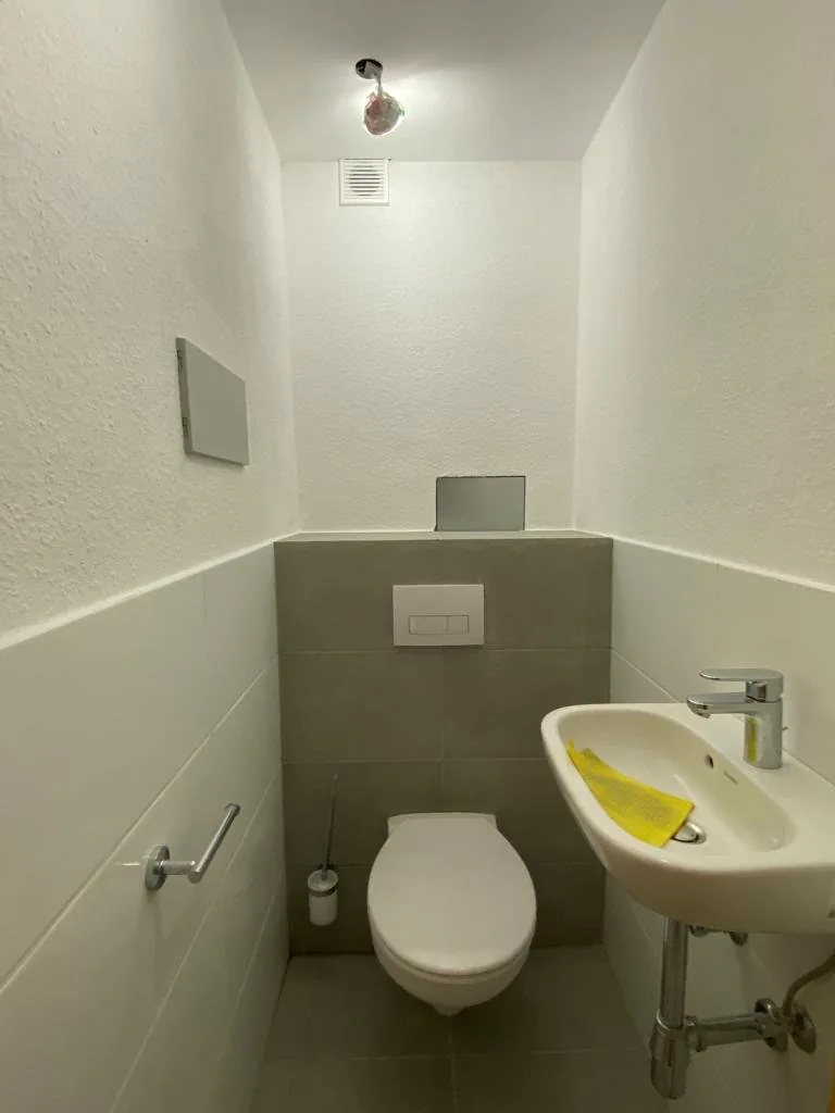 Renoviertes Gäste-WC mit neuen Fliesen