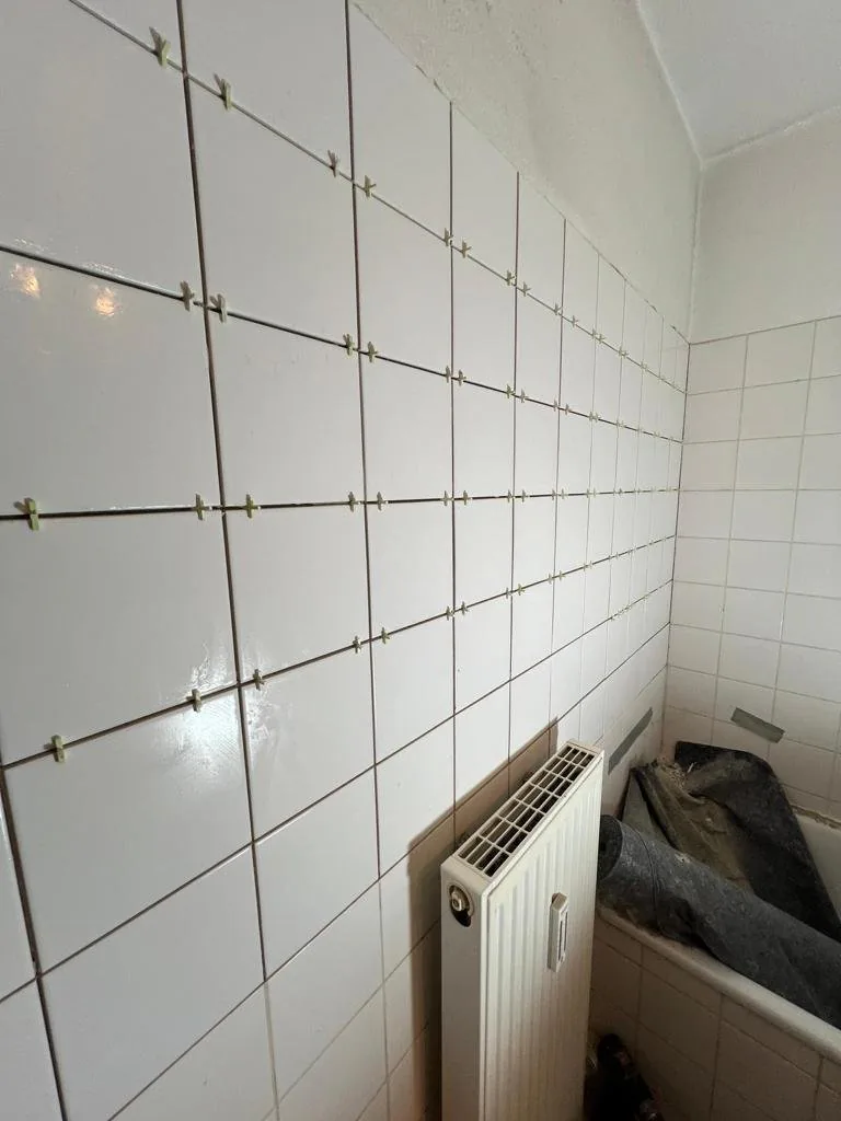 Duschbereich mit neuen Wandfliesen