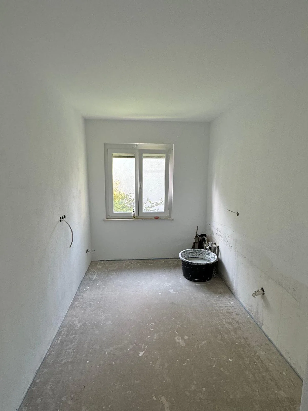 Baustelle mit Trockenbauwänden und Deckenkonstruktion