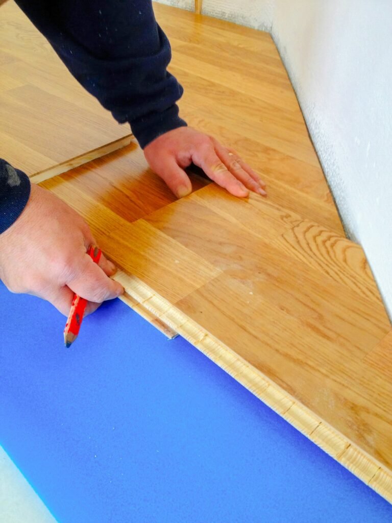 Floating assembly of oak parquet.